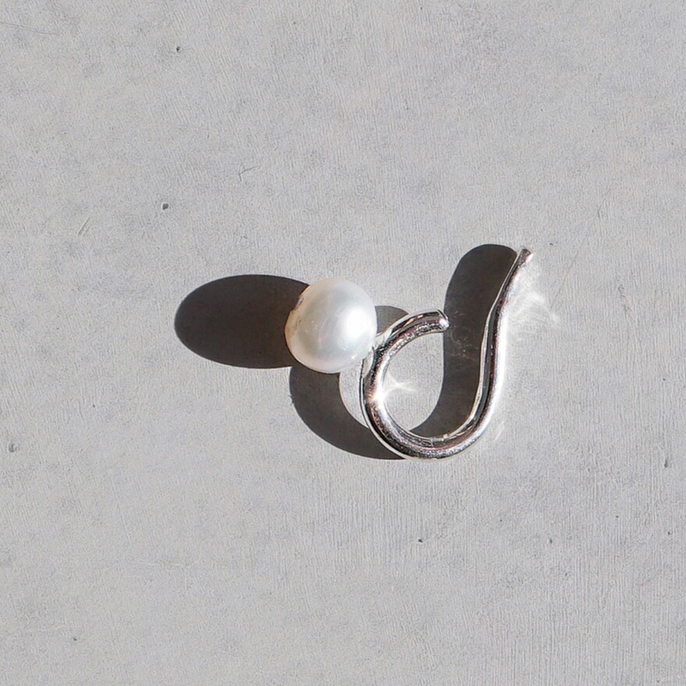 【片耳】Saskia Diez サスキアディッツ 3連パール 楽天市場】Saskia Diez サスキアディッツ ピアス BARBELLE PEARL