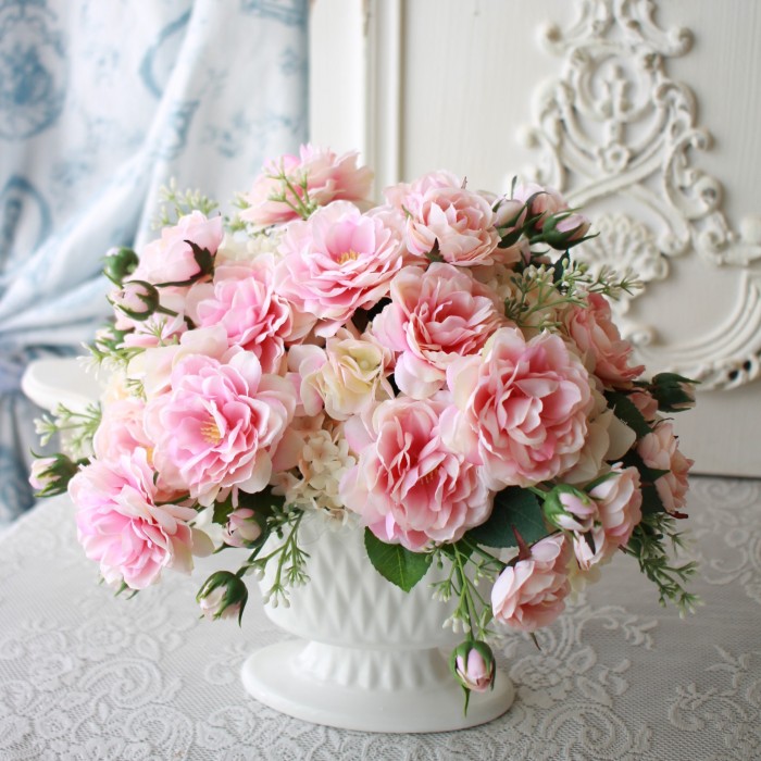 ちびねこ造花フラワーアレンジ　ピンクのフリルローズ　ミニ白薔薇など　卓上花 造花 アートフラワーアレンジ フラワーアレンジメント フリルローズ