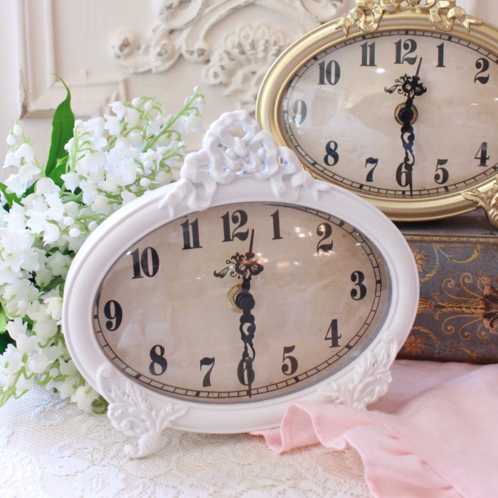 輸入雑貨　アンティーク調　『テーブルクロック』　シルバー　サイドテーブル&時計 置時計 置き時計 テーブルクロック リボン オーバル クロック ホワイト