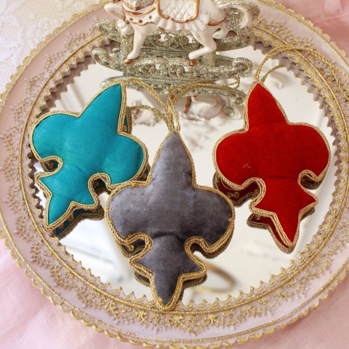クリスマスツリー オーナメント ハンドメイド ビーズ 刺繍 クロス 百合