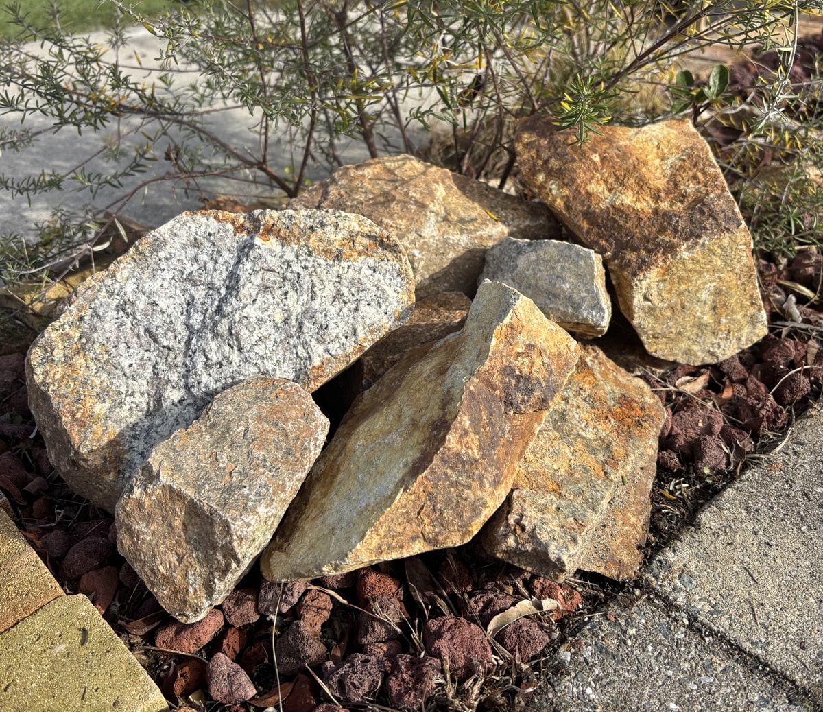 庭石 ロックガーデン 石 割栗石 ブラウン 茶色 ガーデニング石