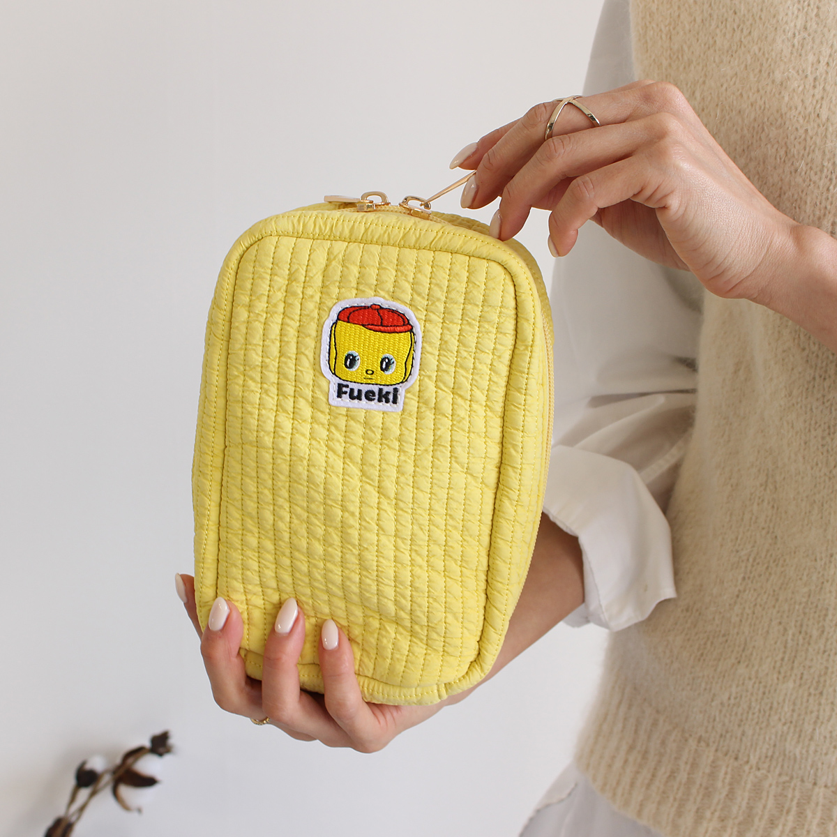CHANEL 限定イエロー キルティングポーチ
