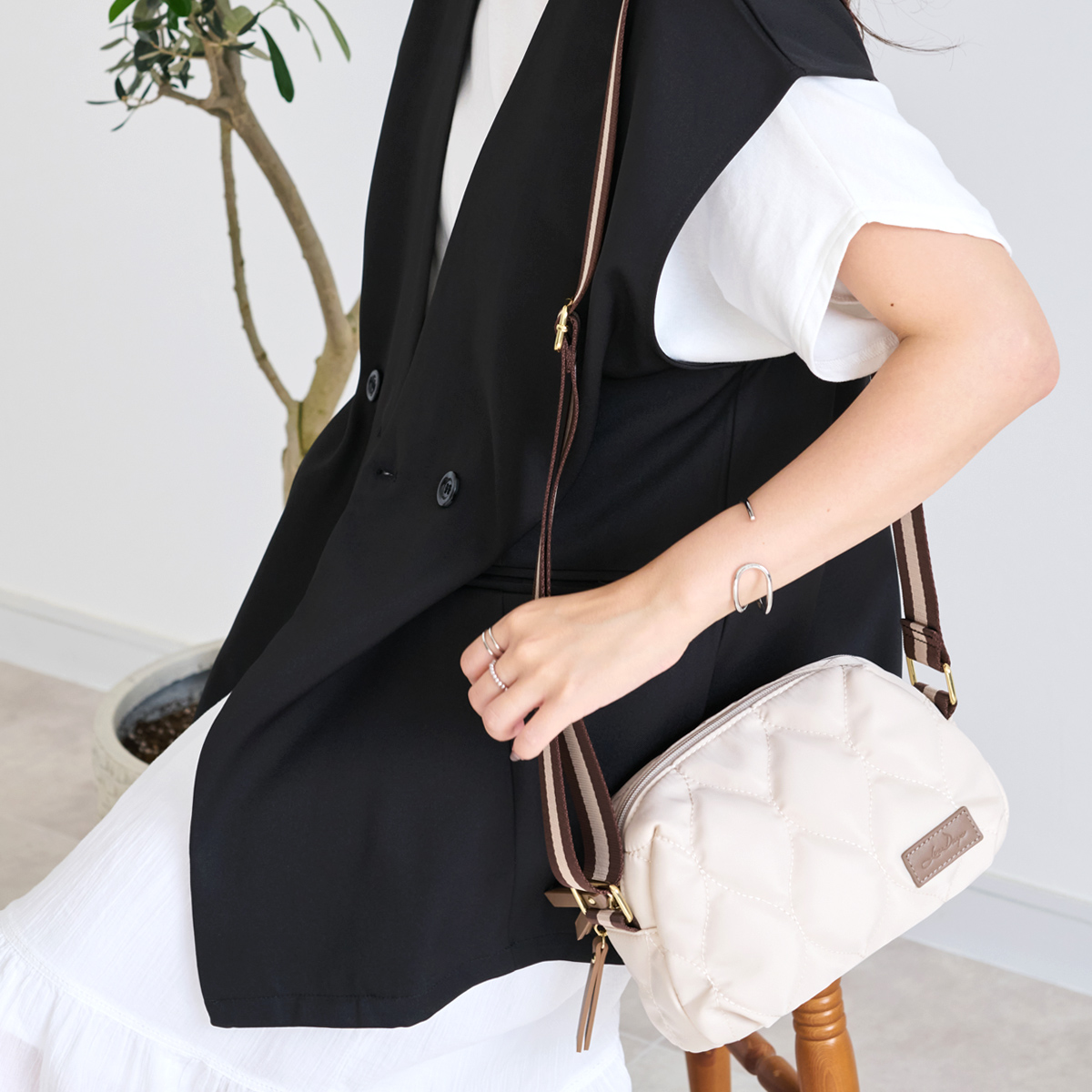 LIZDAYS ショルダーバッグ レディース 軽い 小さめ ショルダー バッグ お財布ショルダー 撥水 ナイロン 上品 かわいい 旅行 お財布機能 | LIZDAYS | 01