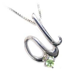 クリスマス限定xmasカード付 U イニシャル ブランド M101 0018 C クリスマス限定xmasカード付 8月誕生石 K10wg 腕時計 アクセサリー セール ネックレス セール M101 0018 C Suehiro Cancam掲載 ペリドットペンダント