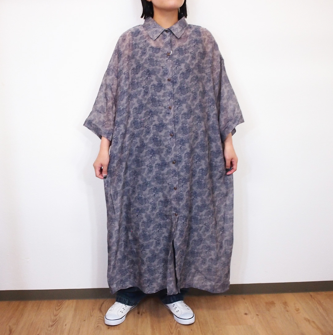 春夏花柄ホワイトベアワンピース alotta（アロッタ）の「線画タッチ花柄ギャザー切替ワンピース