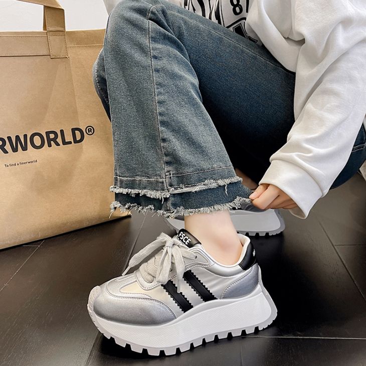 DESCENTE - 韓国限定デサント スニーカー レディースの通販 by