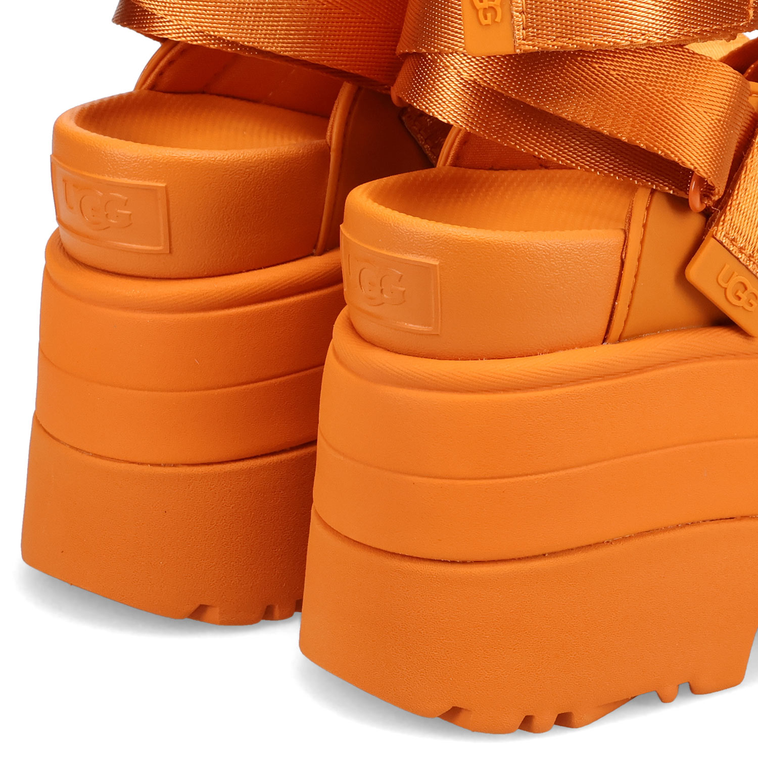 新品◼︎UGG オレンジ ファースリッパ ストラップ付き UGG新作「フラッフ サンダル」砂漠リゾートに着想した