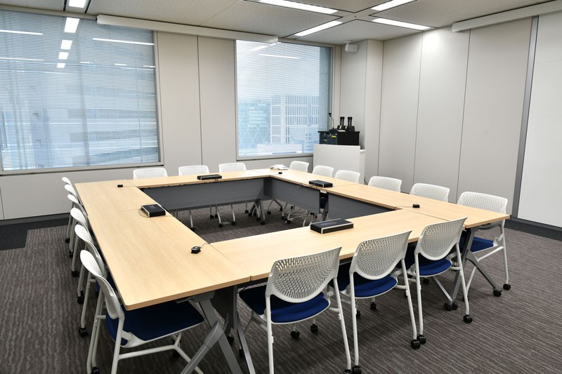 本体カスケード接続と専用拡張マイクで、多様なレイアウトに対応できます