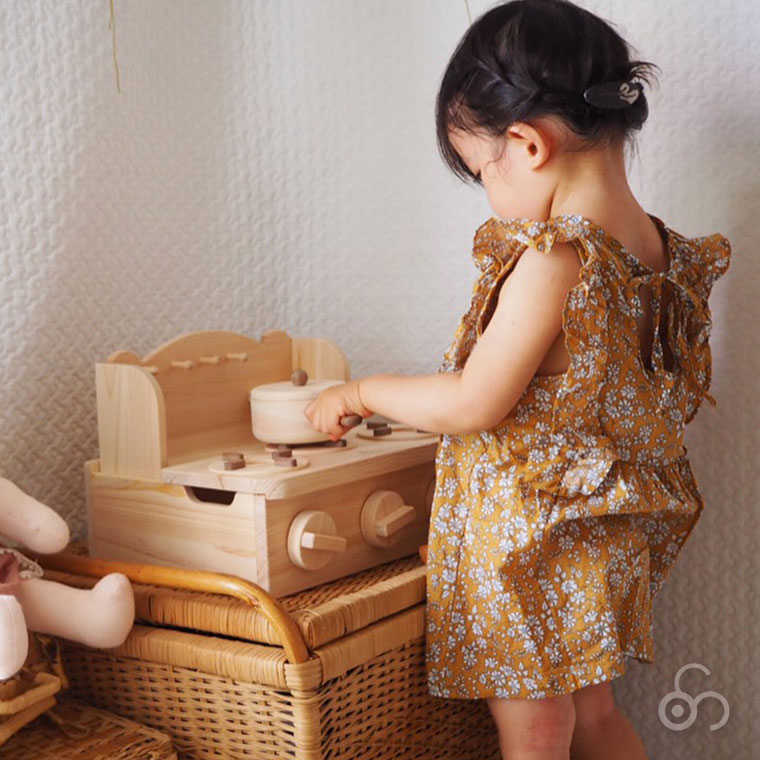 (正規品) IKONIH アイコニー おもちゃ ミニキッチン (MINI KITCHEN) T0014 ままごと ごっこ遊び ガスコンロ 国産ひのき プレゼント 誕生日の画像