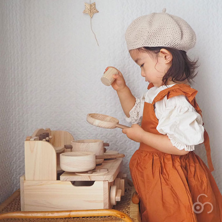 (正規品) IKONIH アイコニー おもちゃ ミニキッチン (MINI KITCHEN) T0014 ままごと ごっこ遊び ガスコンロ 国産ひのき プレゼント 誕生日の画像
