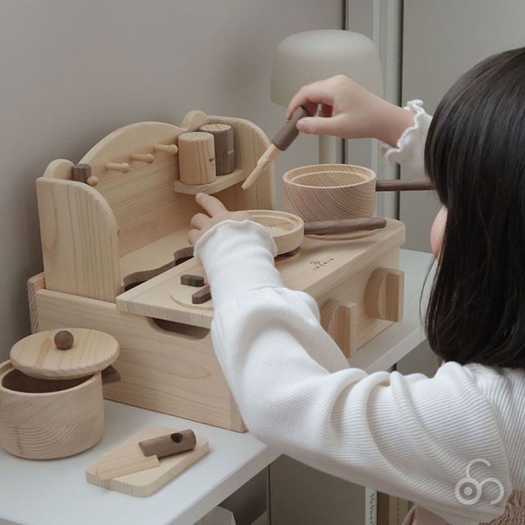 (正規品) IKONIH アイコニー おもちゃ ミニキッチン (MINI KITCHEN) T0014 ままごと ごっこ遊び ガスコンロ 国産ひのき プレゼント 誕生日の画像