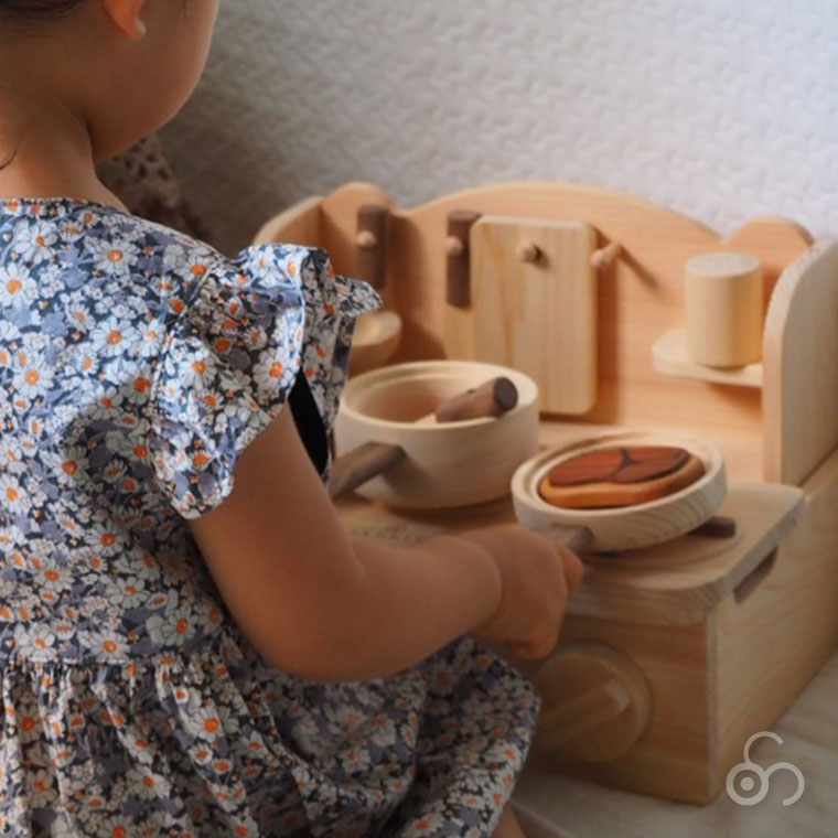 (正規品) IKONIH アイコニー おもちゃ ミニキッチン (MINI KITCHEN) T0014 ままごと ごっこ遊び ガスコンロ 国産ひのき プレゼント 誕生日の画像