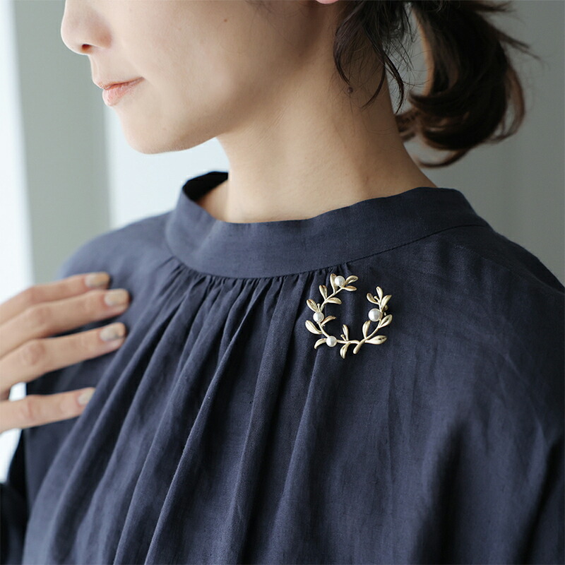 パールブローチブラス真鍮ガラスパールブローチシンプル胸元が華やぐリース艶やかなヤドリギハレの日コサージュオケージョン卒業式入学式卒園式入園式ママコーデ母の日北欧ボタニカル花フラワーナチュラルおしゃれ可愛いアクセサリーshesay