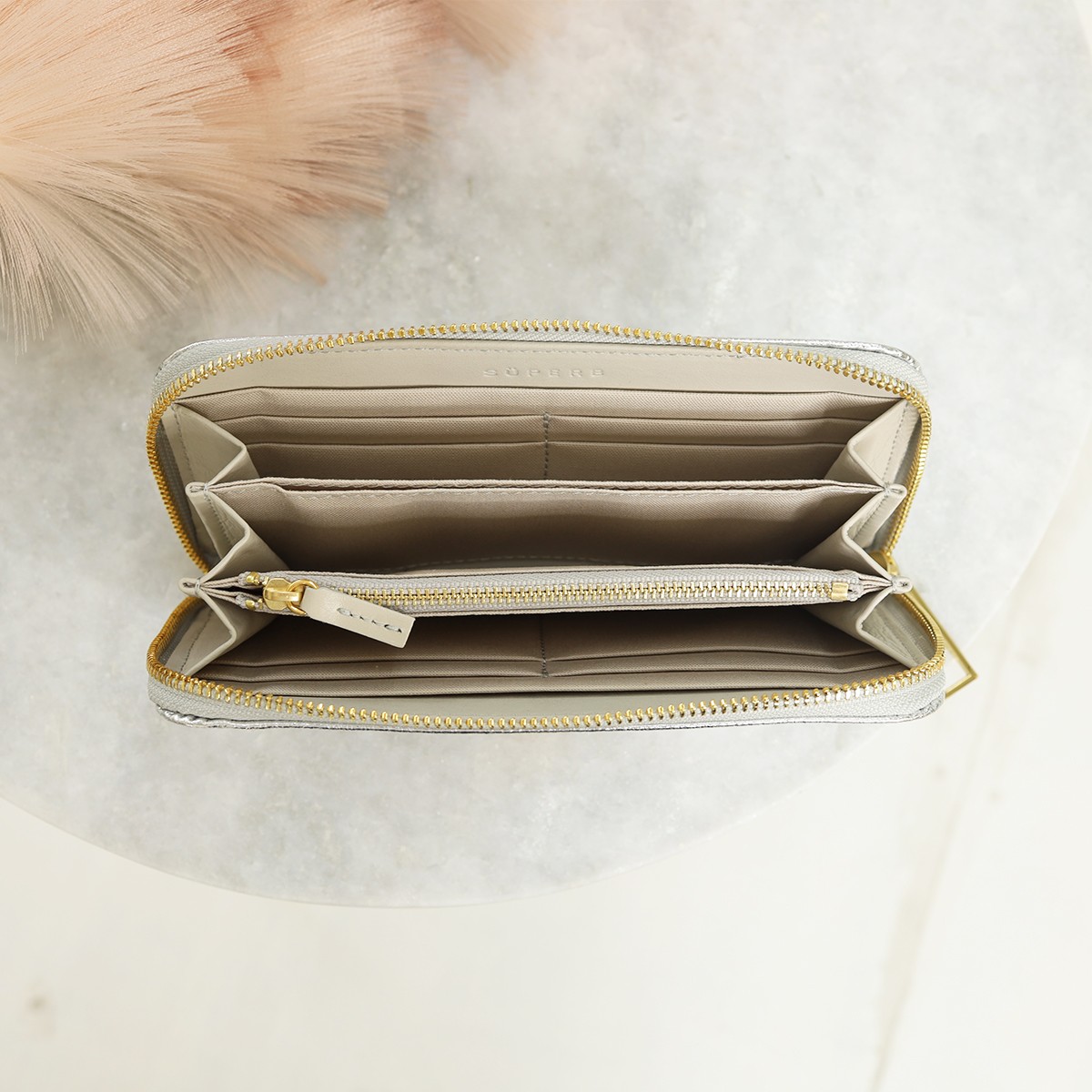 メタリックホイル長財布/全3色】高級感のある佇まいに仕上げたラウンド