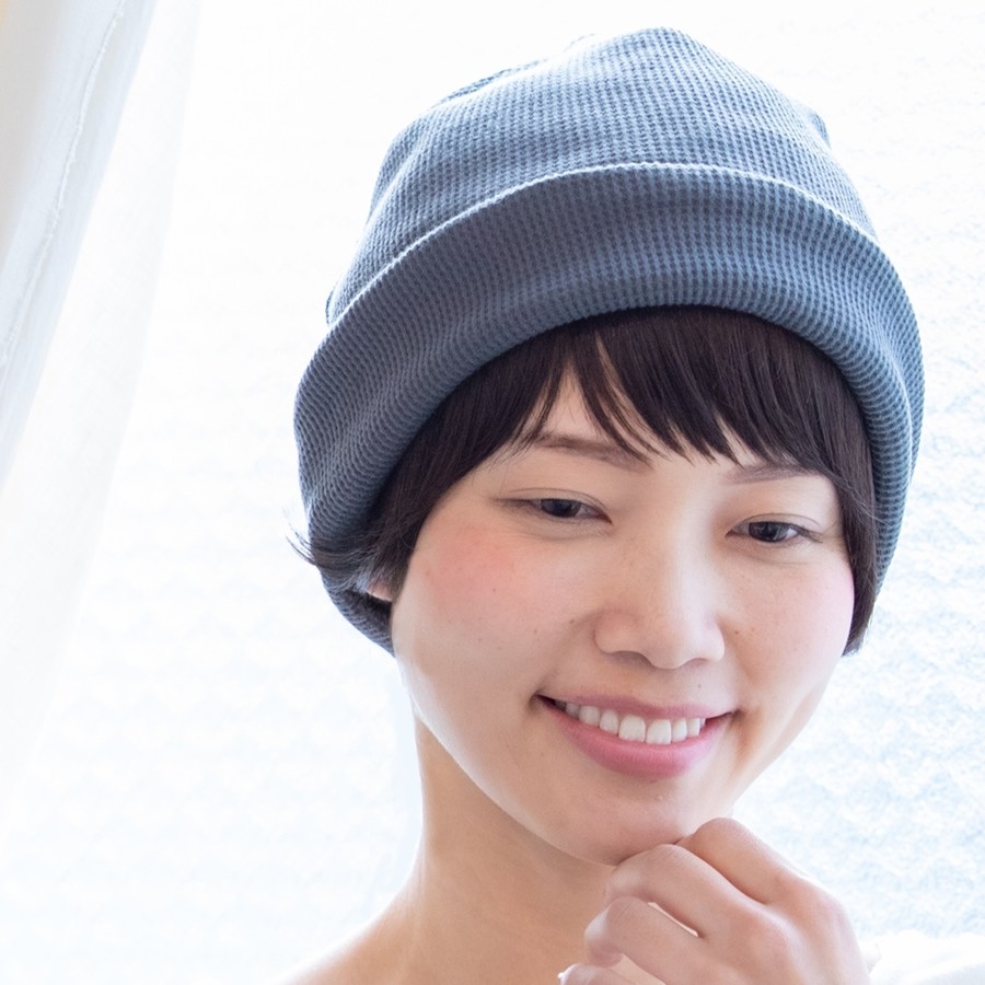 帽子とつけ毛で自然
