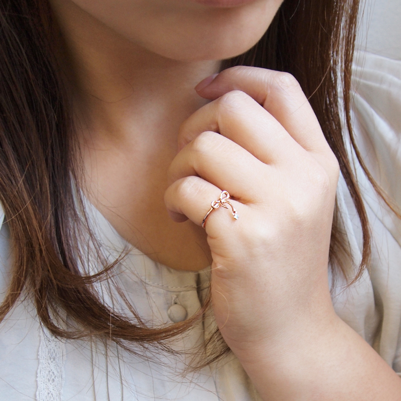ピンキーリング ダイヤモンド リボン ダイヤ ピンキー リング 指輪 18金 10金 18K 女性 レディース プレゼント ギフト 誕生日 記念日 金属アレルギー 安心 対応の画像
