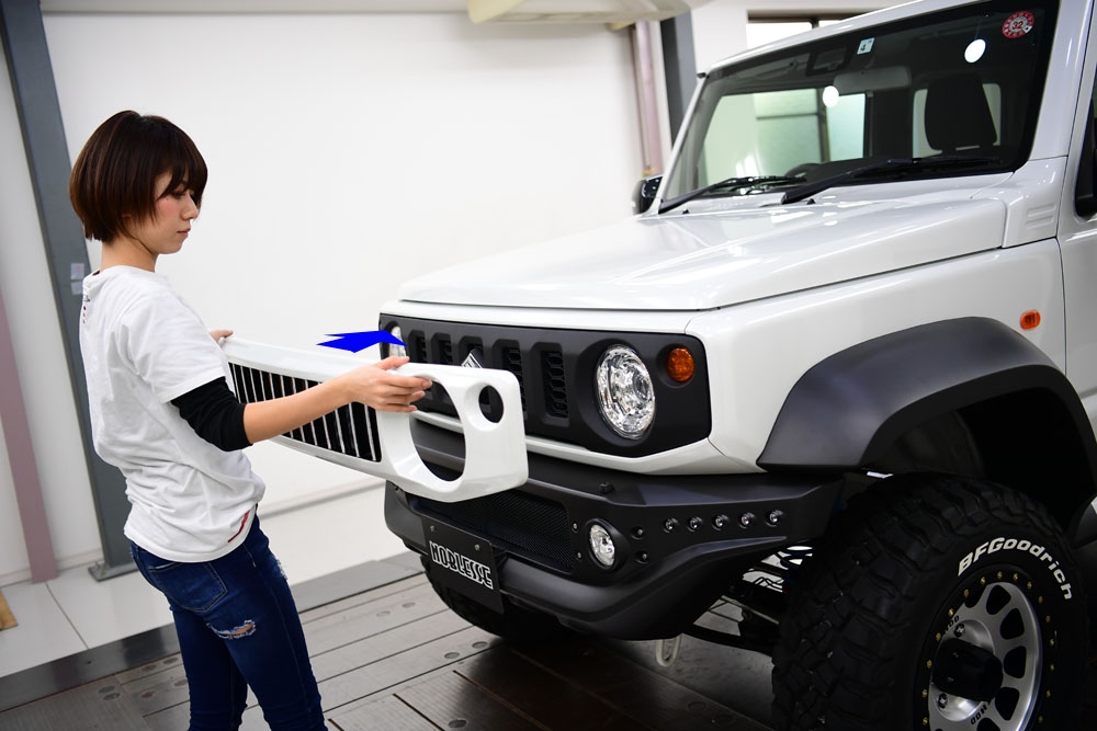 ノブレッセ フロントグリル (塗装済/ABS)ジムニー/ジムニーシエラ JB64/JB74 JB6474-FG2-ZVG NOBLESSE エアロ 外装 |  | 01