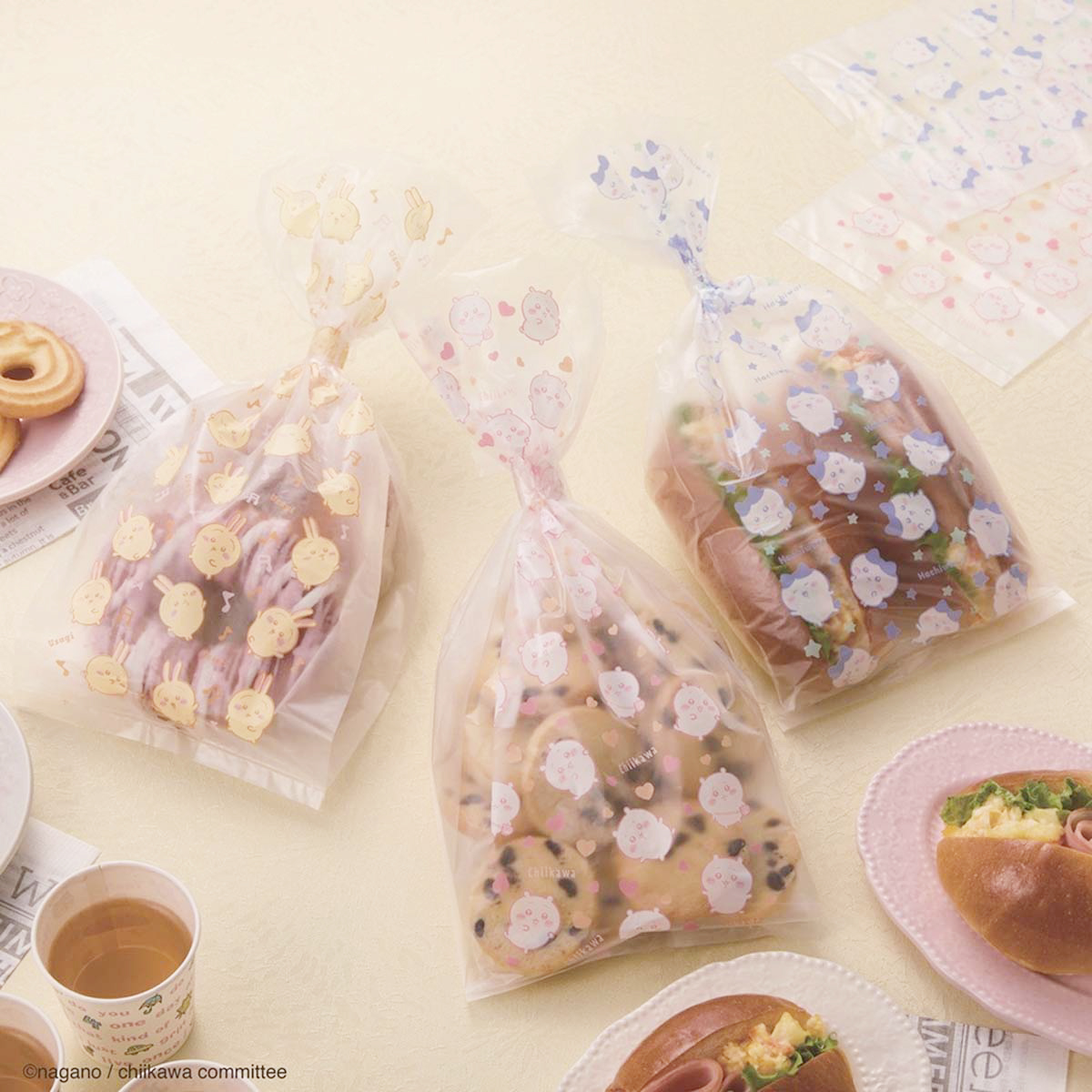 お弁当 食品保存 お菓子 ギフトバッグ 旅行 ハチワレ うさぎ ランチグッズ かわいい 遠足 トルネ バンダイ (M便 1/2) (アニメ ちいかわ プリント ポリ袋 11022)