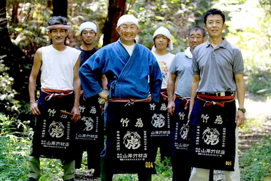 竹林にいる竹虎四代目と職人