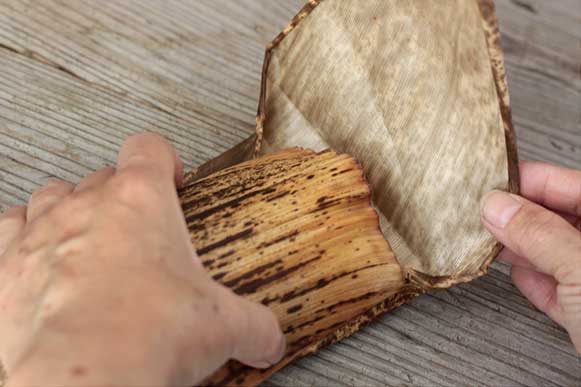 国産竹皮で包む