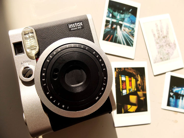 【C6767】FUJIFILM INSTAX MINI 90 フイルムカメラ Amazon | 富士フイルム(FUJIFILM) インスタントカメラ チェキ