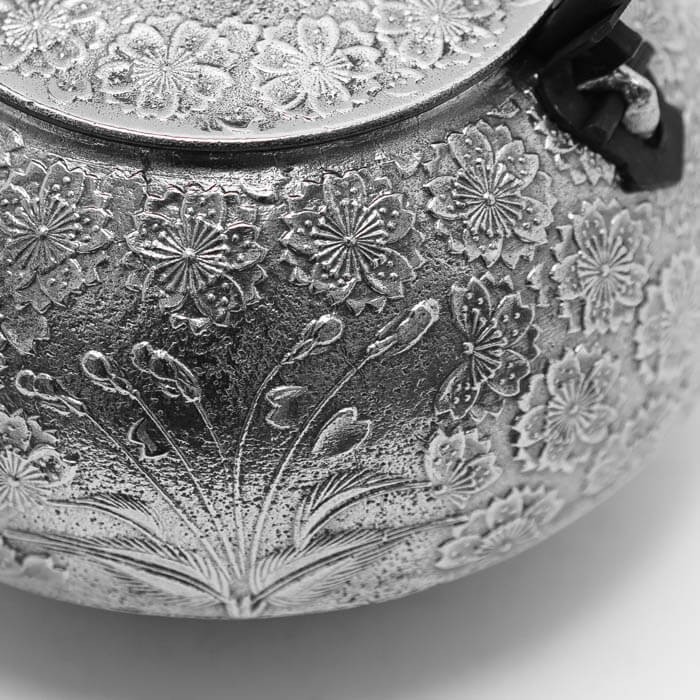 花模様 鉄瓶 砂鉄　木箱付き 南部鉄器 鉄瓶 送料無料 ”砂鉄 鉄瓶千鳥桜 1.8L 桐箱付