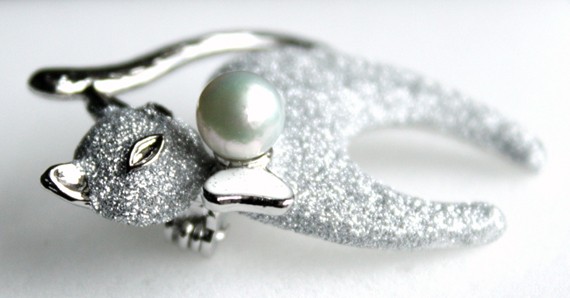 銀猫 ネコ パールブローチ 伊勢志摩産 アコヤ本真珠 ギフト