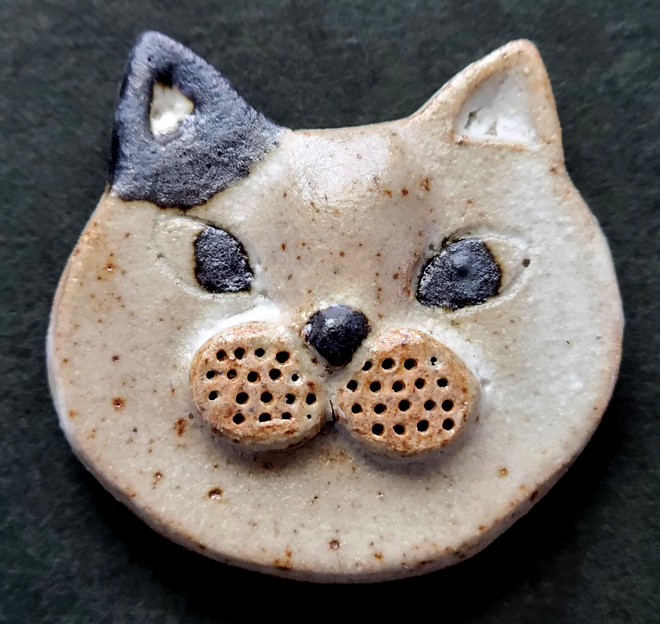 猫 ブローチ かわいい マグネット 陶製 手作り ネコ ユーモラス 