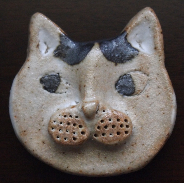 猫 ブローチ かわいい マグネット 陶製 手作り ネコ ユーモラス