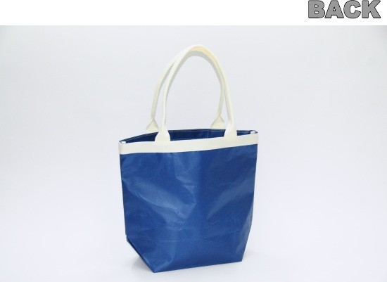 背面は無地です