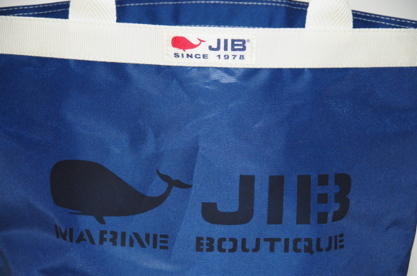 正面にはロゴステンシルと白い刺繍タグが付いています