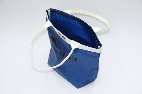 出し入れしやすいファスナー無しタイプ