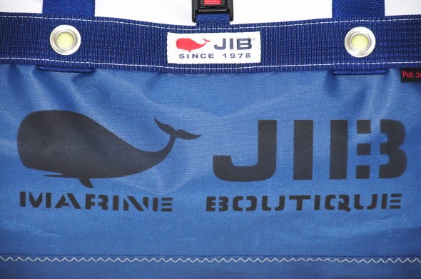 正面には刺繍タグとロゴステンシルが入っています