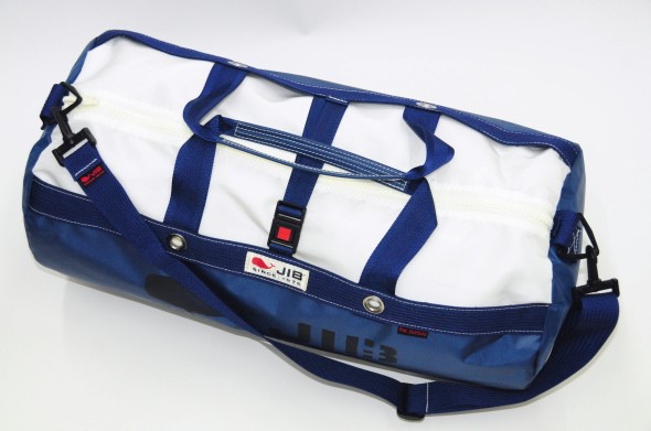 筒型バッグです、ショルダーベルト付（最長100cm）