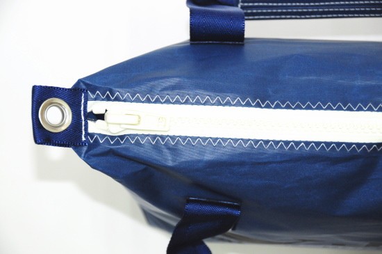 開閉しやすいカジュアル感ある大きめのファスナー