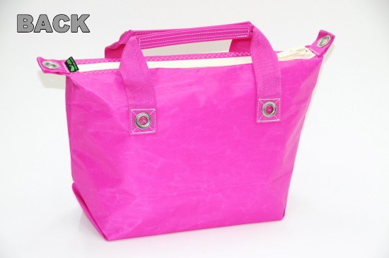 バックスタイルはシンプルなので、ネームを入れると映えます