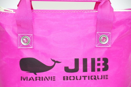 正面にはJIBロゴステンシルが入っています