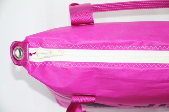 開閉しやすいカジュアル感ある大きめのファスナー