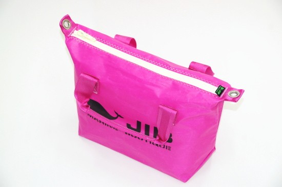 斜めがけしやすい形のトート