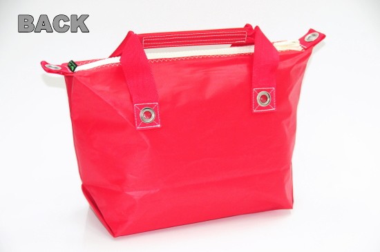 バックスタイルはシンプルなので、ネームを入れると映えます