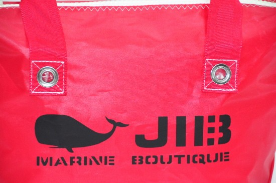 正面にはJIBロゴステンシルが入っています