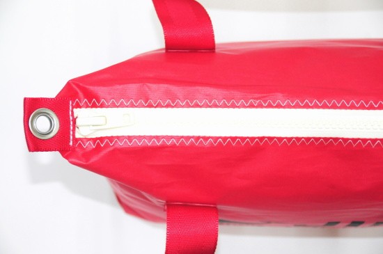 開閉しやすいカジュアル感ある大きめのファスナー