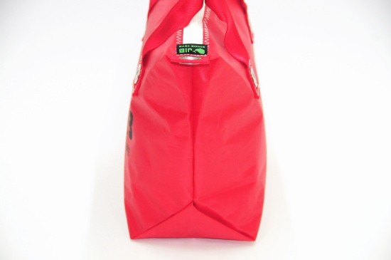 マチが広く収納力があるトートです