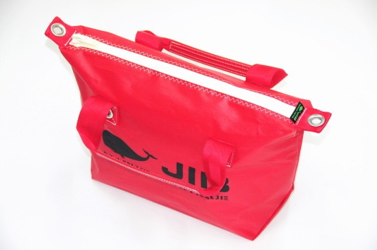 斜めがけしやすい形のトート