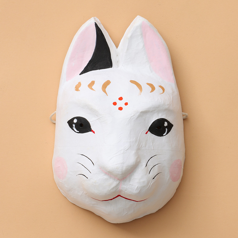 漫画、猫の像、キツネのマスク、ウサギのぬいぐるみ