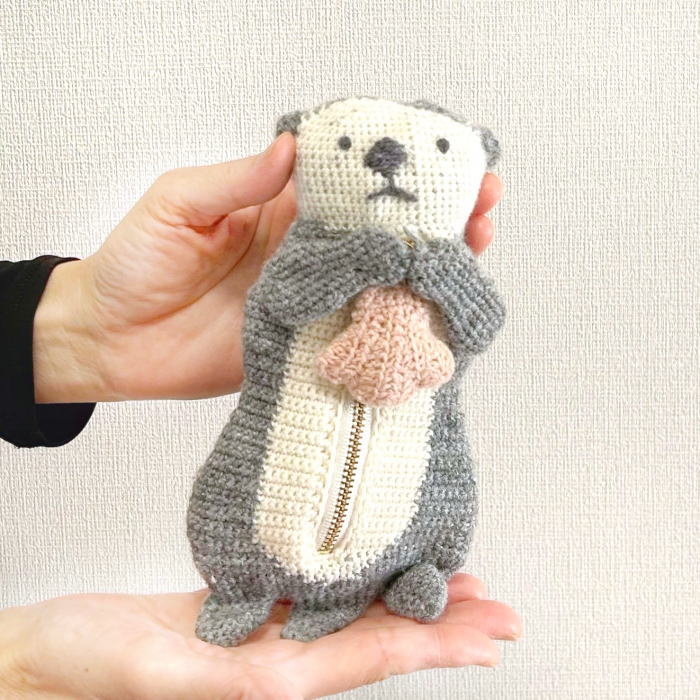 ハマナカ 楚坂有希さんデザイン！ アメリーFで編むラッコのポーチ