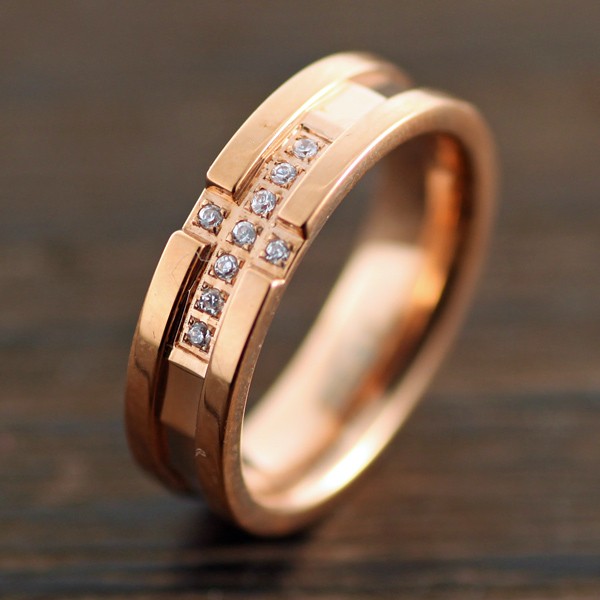 キュービックジルコニア付きピンクゴールドクロスステンレスリング