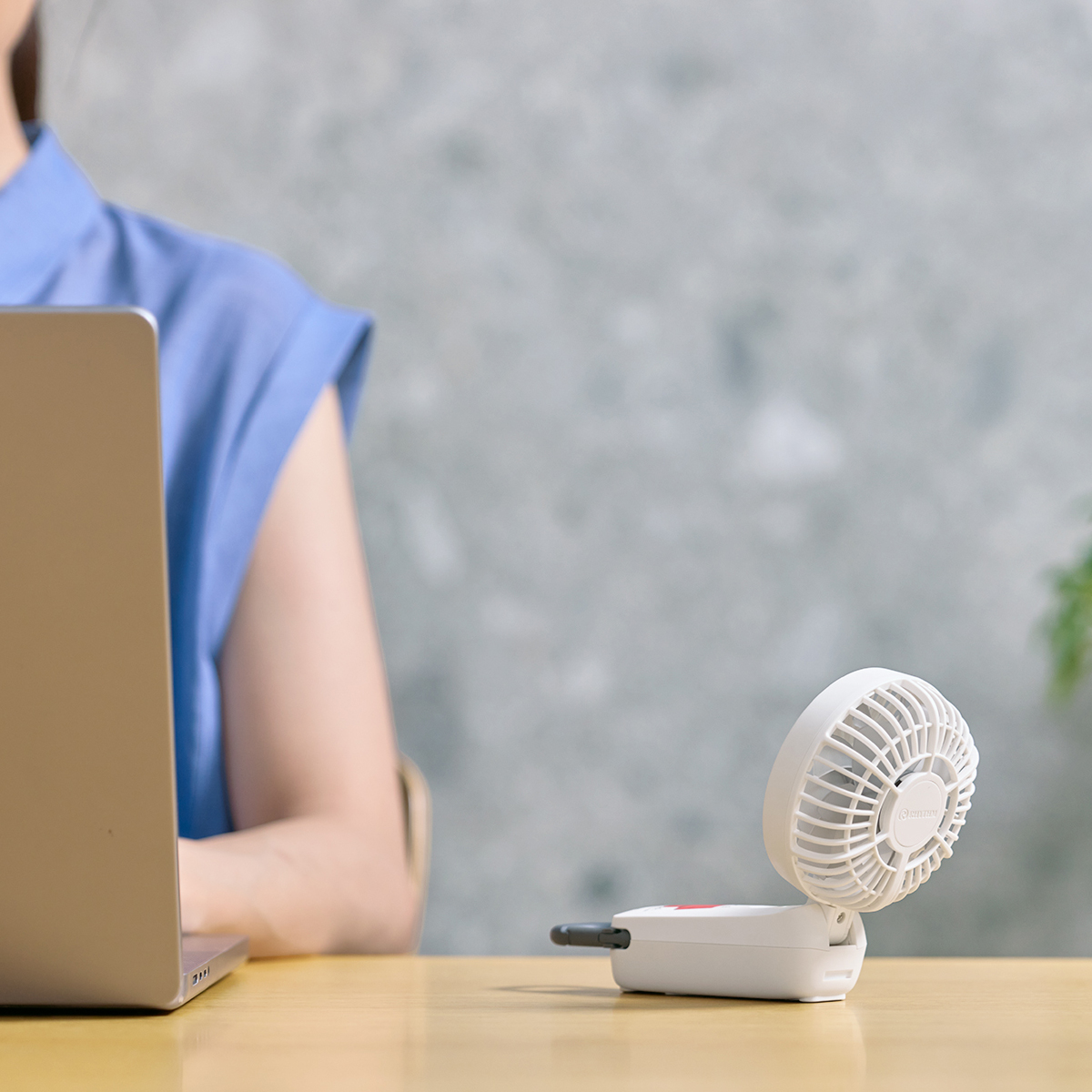 リズム ハンディファン スヌーピー 扇風機 大風量 3way カラビナ付き ホワイト 静音 卓上 小型 Silky Wind Mobile 4 9ZF042MS03 | RHYTHM（時計） | 11