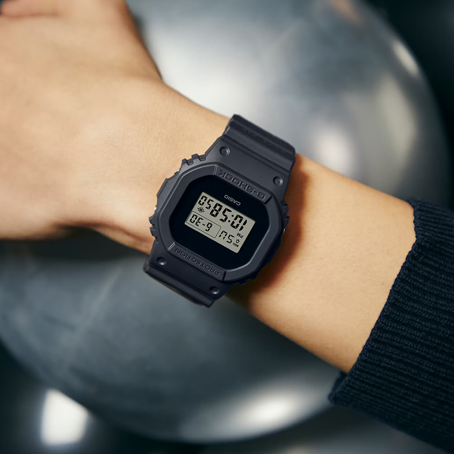 G-SHOCK 40周年記念 リマスター・ブラック DWE-5657RE-1JR メンズ