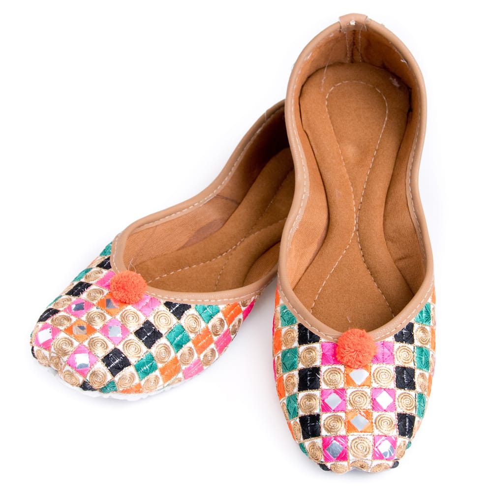 【ほぼ新品】　裏張り済み　刺繍フラットシューズ フラットシューズ パンプス 靴 ペッタンコ靴 ゴージャス刺繍のマハラニ